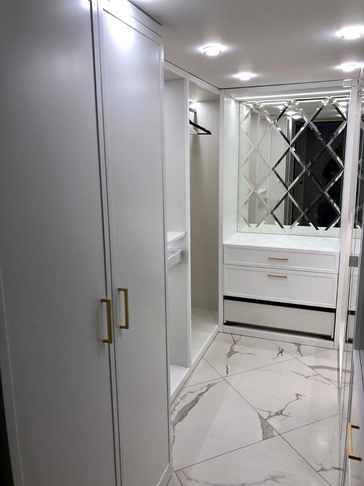 Гардеробная в двухуровневой квартире в ЖК Рассказово