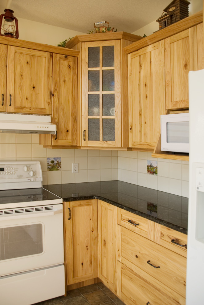 Kitchen - rustic kitchen idea in Calgary