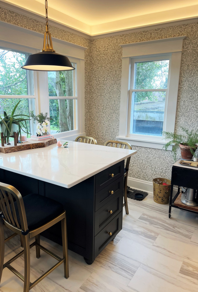 Стильный дизайн: параллельная кухня среднего размера в стиле неоклассика (современная классика) с обеденным столом, фасадами в стиле шейкер, синими фасадами и островом - последний тренд