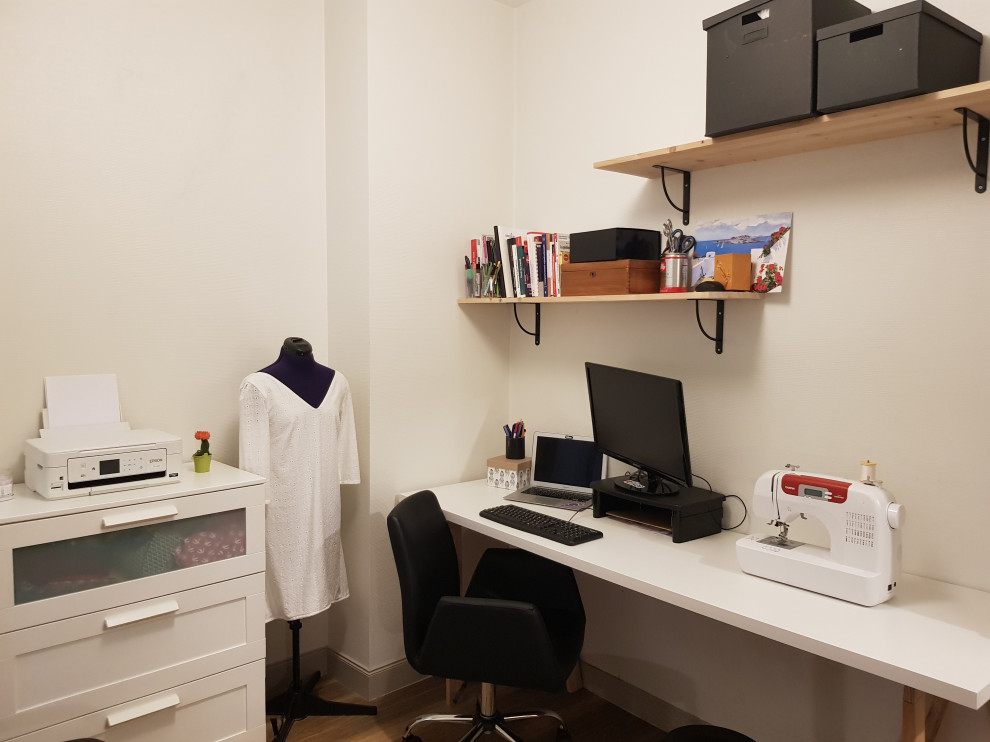 Cette image montre un bureau design avec un mur blanc et un bureau indépendant.