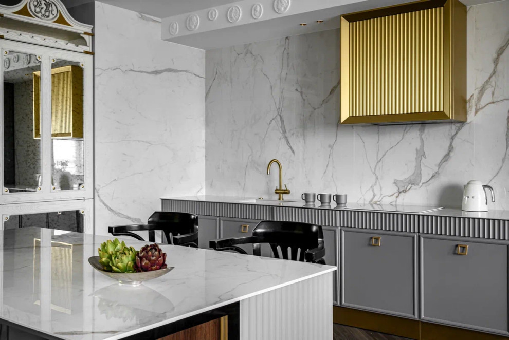 Квартира в стиле фьюжен с золотистой вытяжкой и коллекцией статуэток