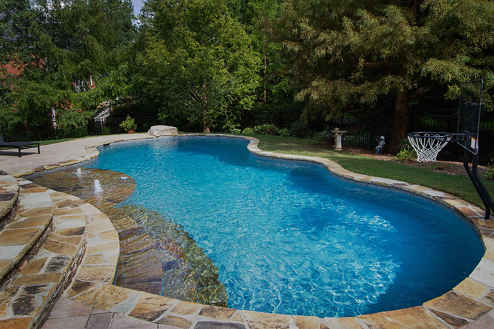 Hicks Traditional Pool Raleigh by BLUE HAVEN POOLS