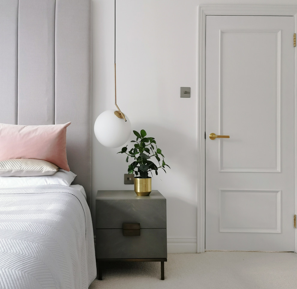 Источник вдохновения для домашнего уюта: большая хозяйская спальня в стиле модернизм с белыми стенами, ковровым покрытием и белым полом