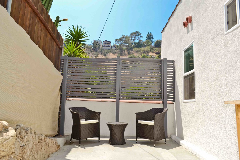 На фото: маленький двор на боковом дворе в стиле неоклассика (современная классика) с покрытием из бетонных плит для на участке и в саду