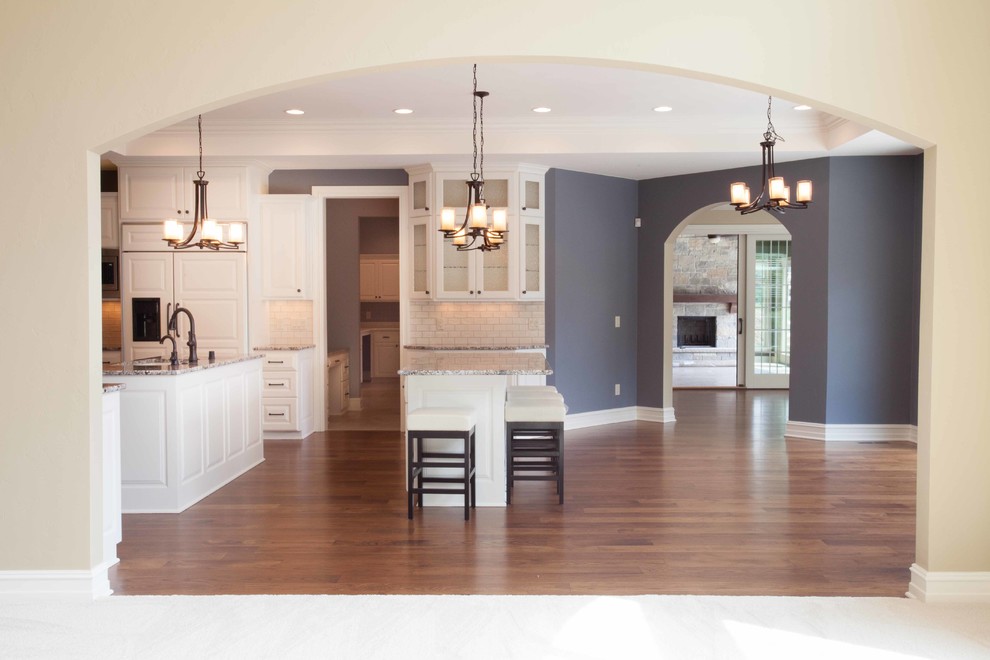 Kitchen - transitional kitchen idea in Milwaukee