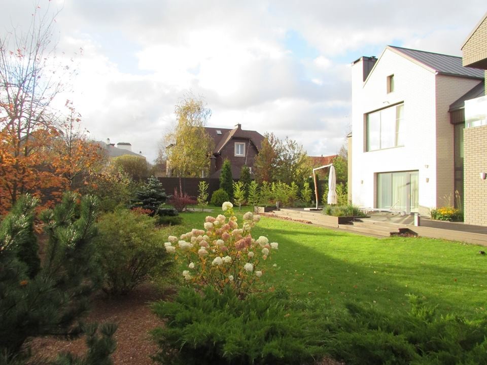 Маленький сад с большой поляной для игр