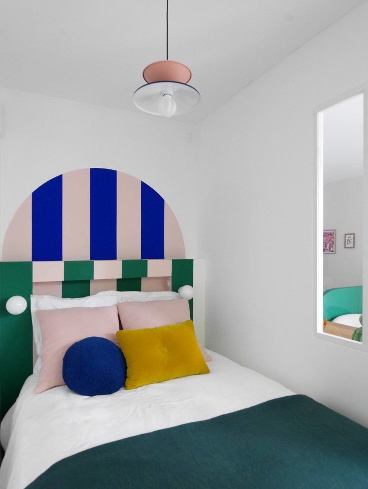 Inspiration pour une petite chambre parentale minimaliste avec un mur multicolore et verrière.