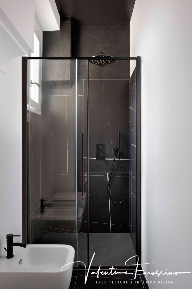 Пример оригинального дизайна: маленькая, узкая и длинная ванная комната в стиле модернизм с плоскими фасадами, черными фасадами, душем без бортиков, раздельным унитазом, черной плиткой, керамогранитной плиткой, полом из керамогранита, душевой кабиной, настольной раковиной, черным полом, душем с раздвижными дверями, тумбой под одну раковину, напольной тумбой и многоуровневым потолком для на участке и в саду