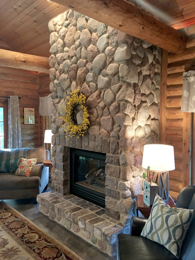 Mid-sized mountain style home design photo