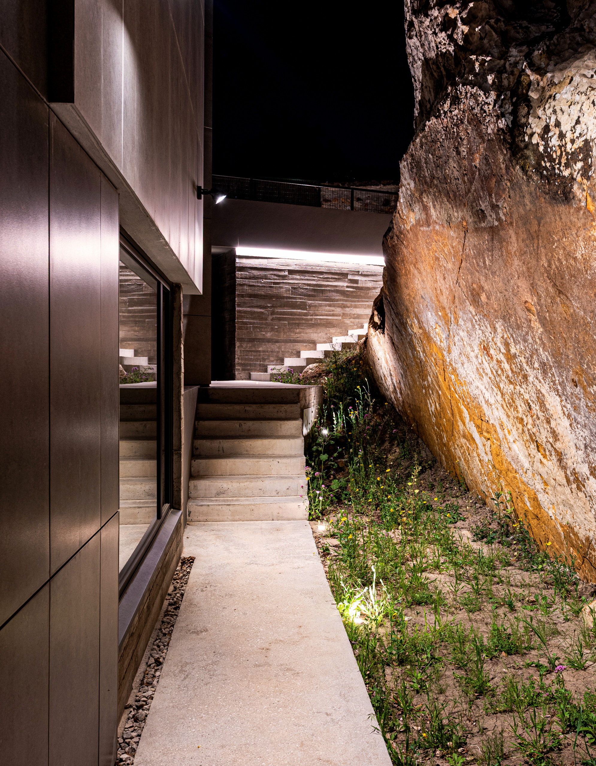 Casa entre rocas