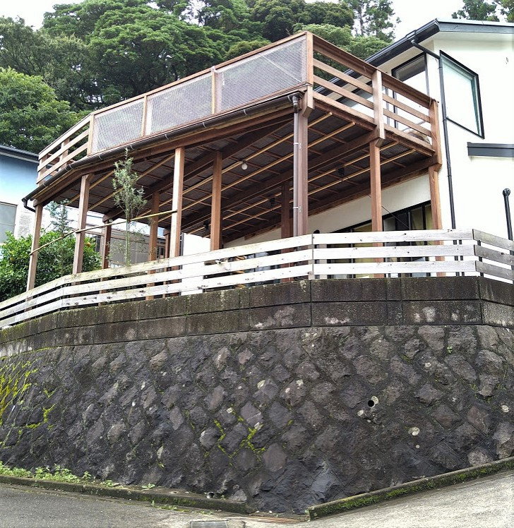 Immagine di una terrazza tradizionale di medie dimensioni, in cortile e al primo piano con un parasole e parapetto in legno
