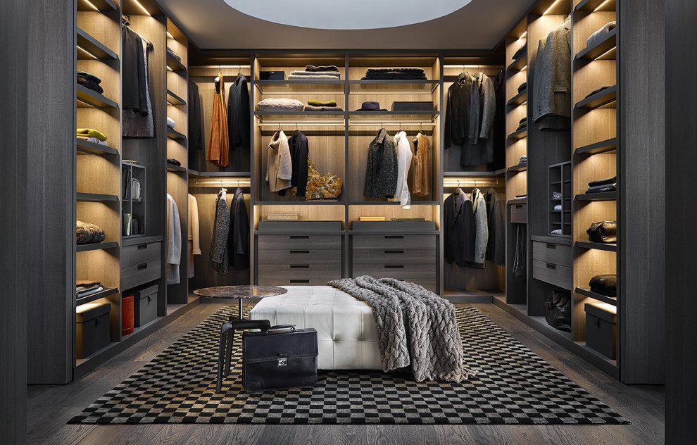 Exemple d'un grand dressing room tendance en bois brun neutre avec un placard à porte plane, moquette et un sol gris.