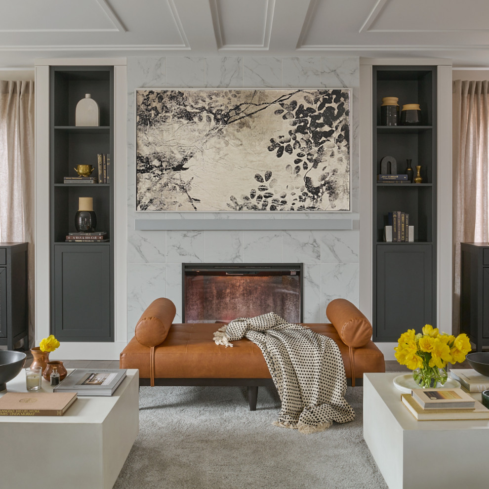 Offenes Klassisches Wohnzimmer mit beiger Wandfarbe, dunklem Holzboden, Kamin, braunem Boden und eingelassener Decke in Toronto
