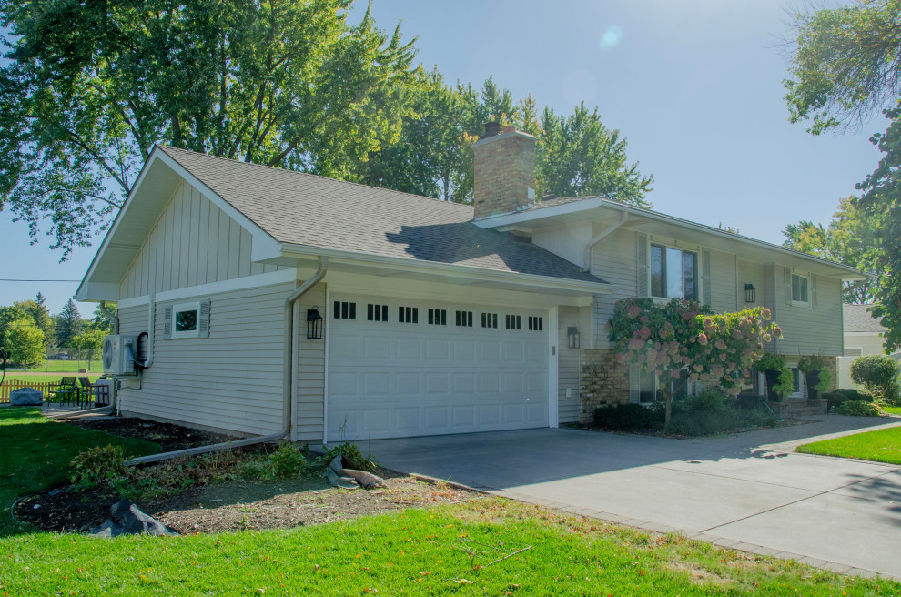 Inspiration for a mid-sized timeless attached two-car garage workshop remodel in Minneapolis