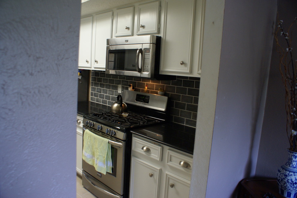 Example of a minimalist kitchen design in Austin