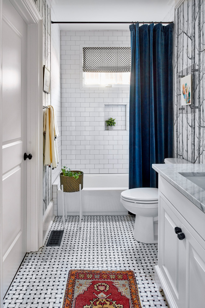 Idées déco pour une petite salle de bain classique avec un placard avec porte à panneau surélevé, des portes de placard blanches, une baignoire en alcôve, un combiné douche/baignoire, WC séparés, un carrelage blanc, un carrelage métro, un mur blanc, un sol en carrelage de terre cuite, un lavabo encastré, un plan de toilette en marbre, un sol multicolore, une cabine de douche avec un rideau, un plan de toilette blanc, une niche, meuble simple vasque, meuble-lavabo encastré et du papier peint.