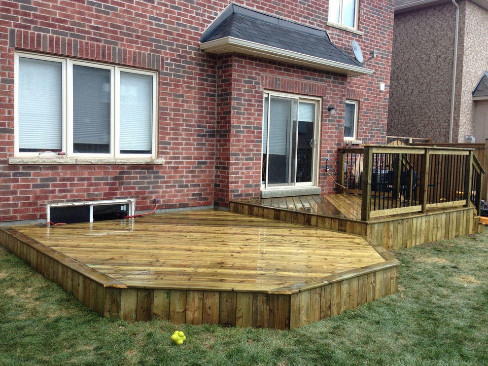 Photo of a mid-sized traditional backyard deck in Orange County with no cover.