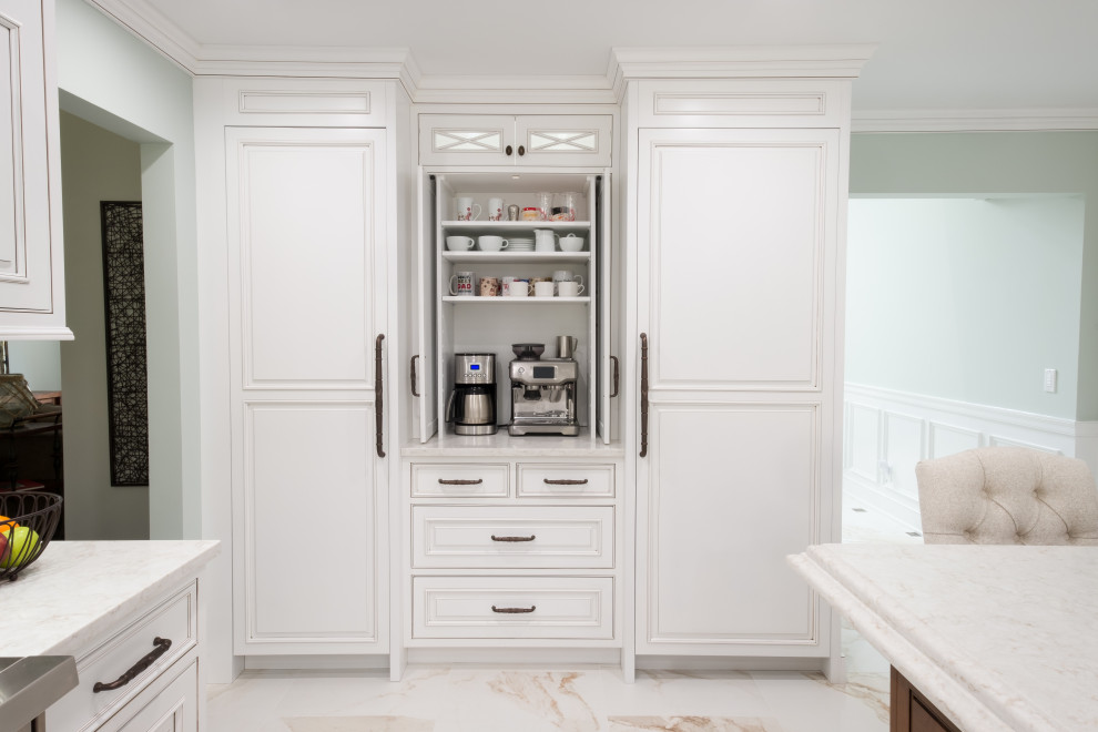 Idéer för ett mellanstort klassiskt vit kök, med en rustik diskho, luckor med profilerade fronter, vita skåp, bänkskiva i kvarts, vitt stänkskydd, integrerade vitvaror, marmorgolv, en köksö och vitt golv