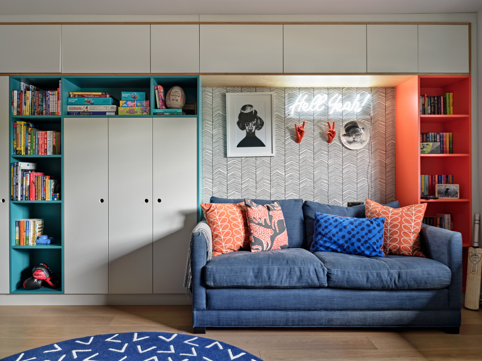 На фото: гостиная комната в стиле фьюжн с синим диваном с