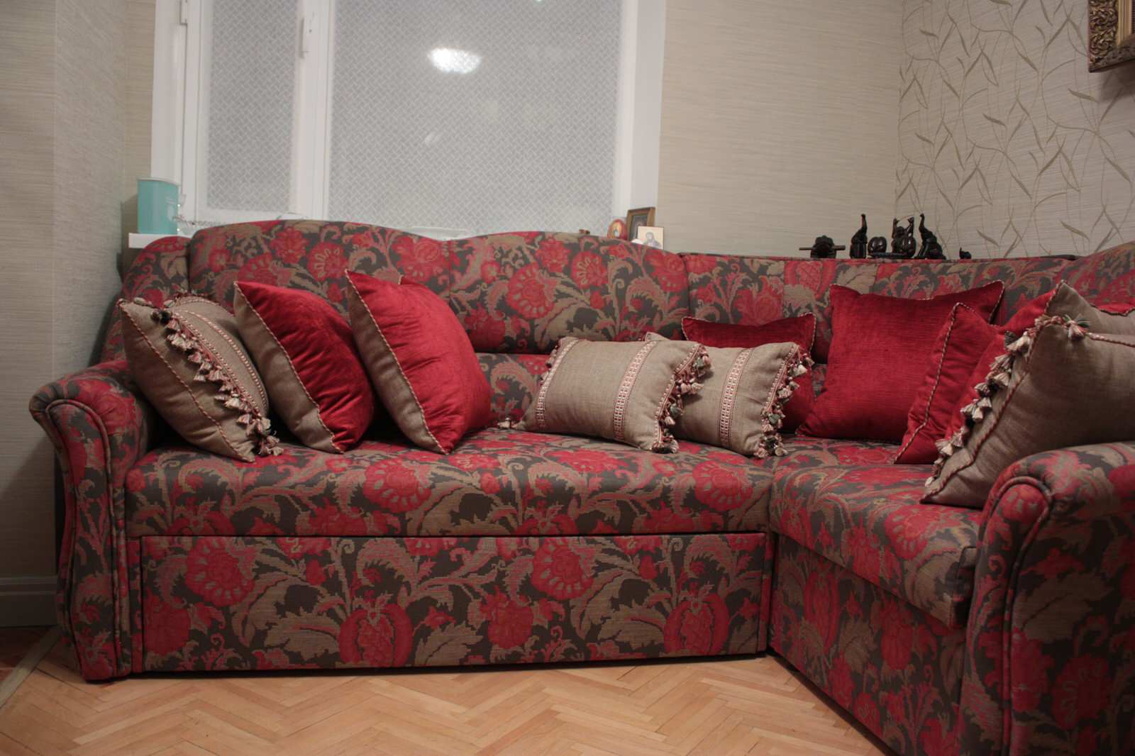 Переобивка диванов, декор окон