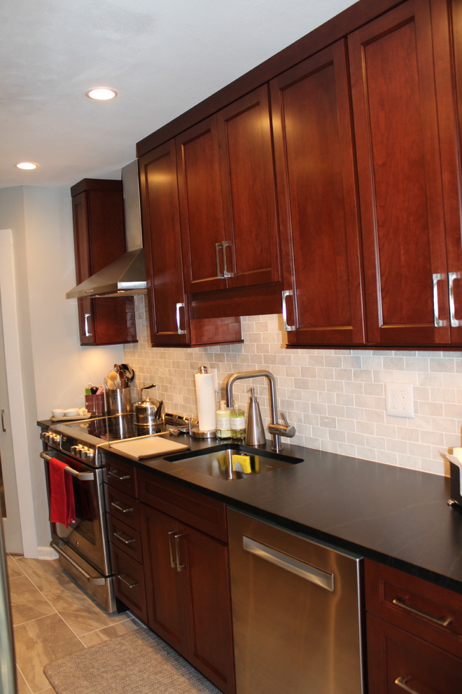 Kitchen - transitional kitchen idea