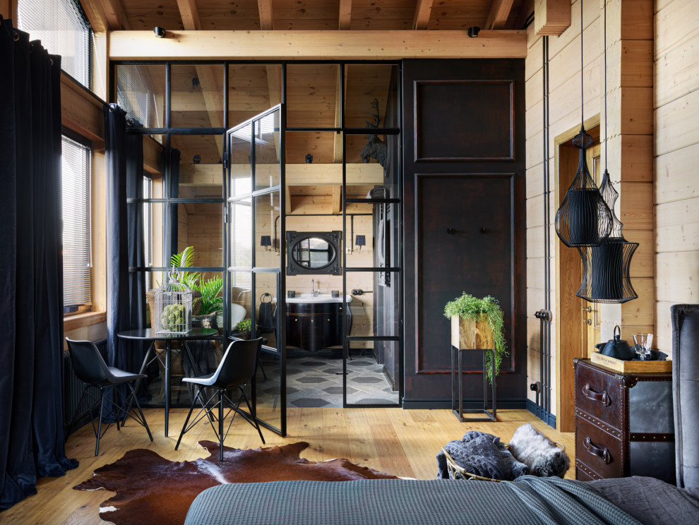 Стильный дизайн: большая хозяйская спальня в стиле лофт с черными стенами, паркетным полом среднего тона, бежевым полом, балками на потолке, деревянными стенами и акцентной стеной - последний тренд