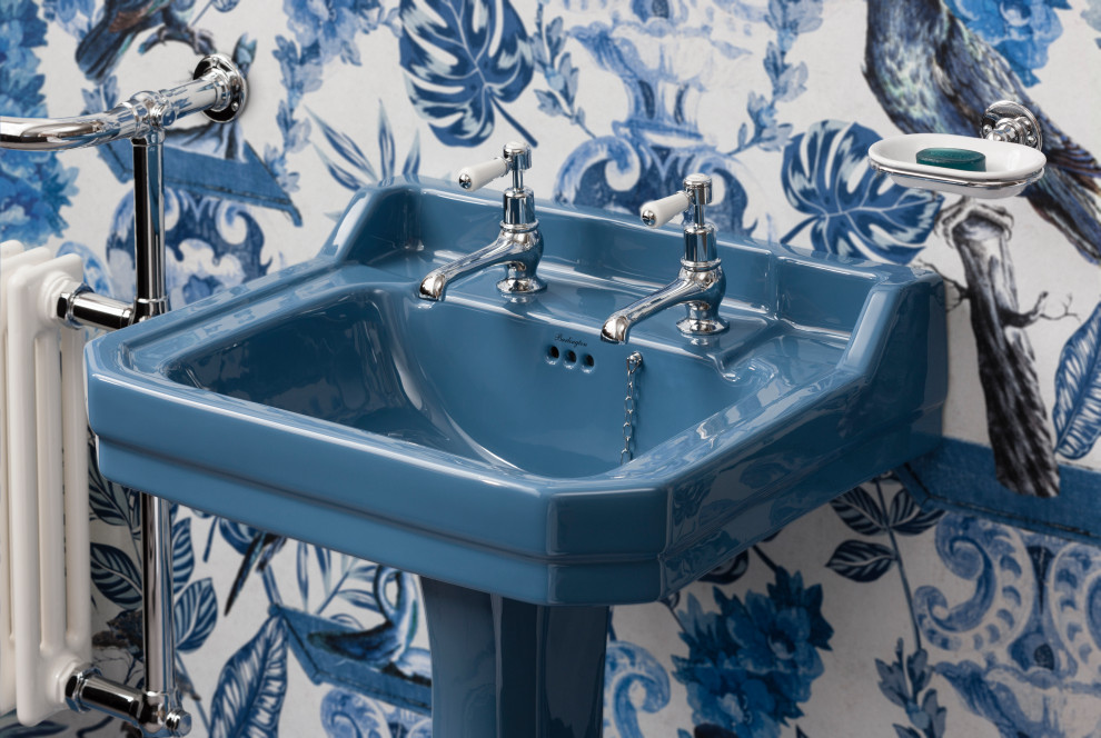 На фото: ванная комната среднего размера в классическом стиле с синими фасадами и раковиной с пьедесталом