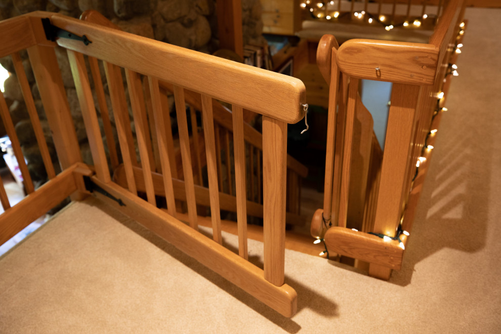 Diseño de escalera suspendida rural sin contrahuella con escalones de madera y barandilla de madera