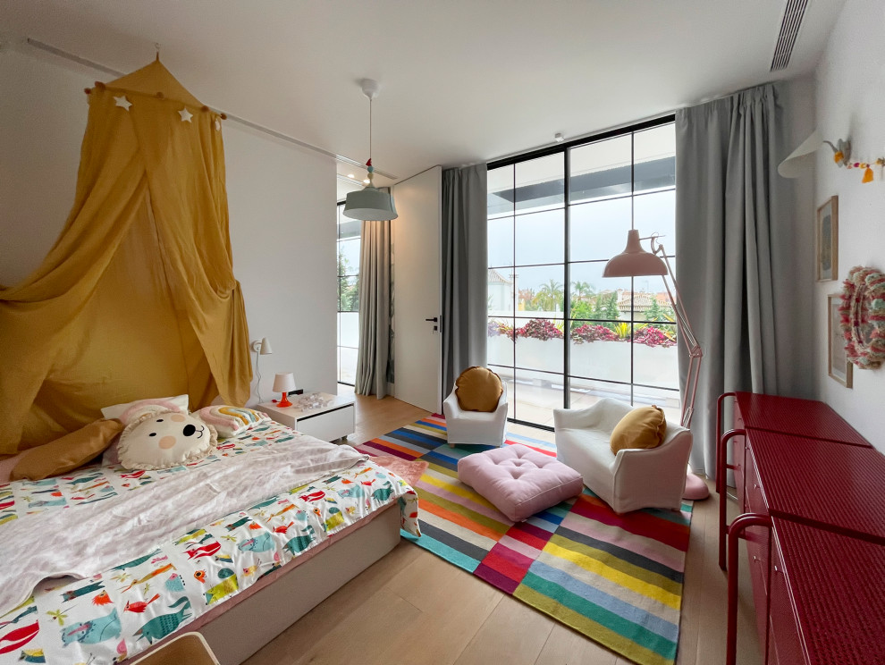 Idéer för ett stort exotiskt barnrum kombinerat med sovrum, med vita väggar, mellanmörkt trägolv och brunt golv