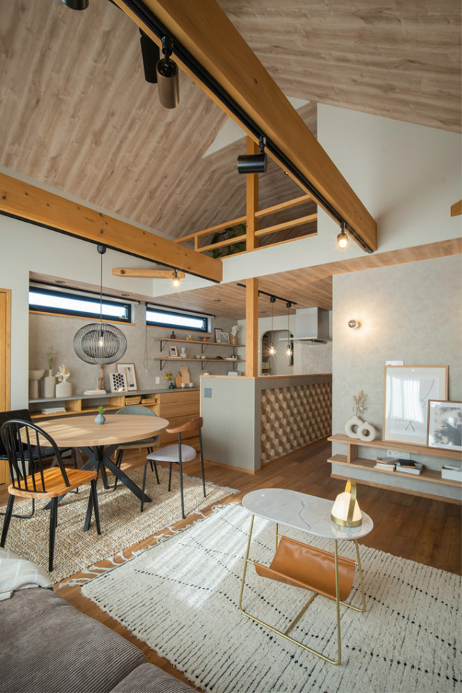 Idées déco pour un petit salon scandinave avec un mur gris, parquet foncé, un sol marron, un plafond voûté et du papier peint.