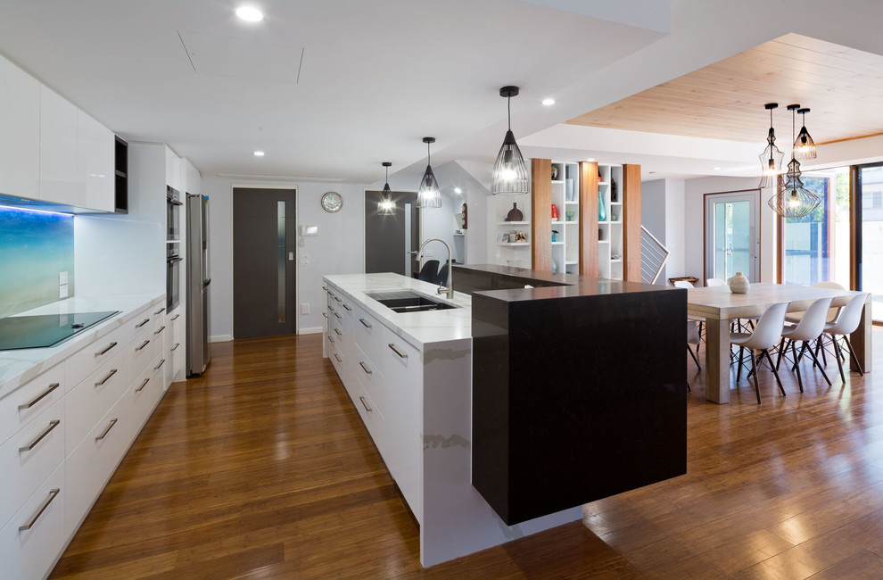 Inspiration for a large contemporary kitchen in Sunshine Coast.