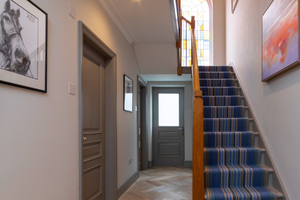 Свежая идея для дизайна: большая п-образная деревянная лестница в современном стиле с крашенными деревянными ступенями и деревянными перилами - отличное фото интерьера
