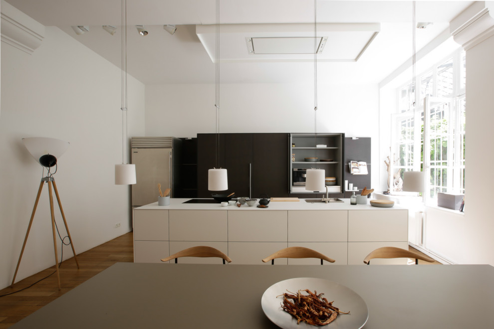 Foto på ett vit kök, med en enkel diskho