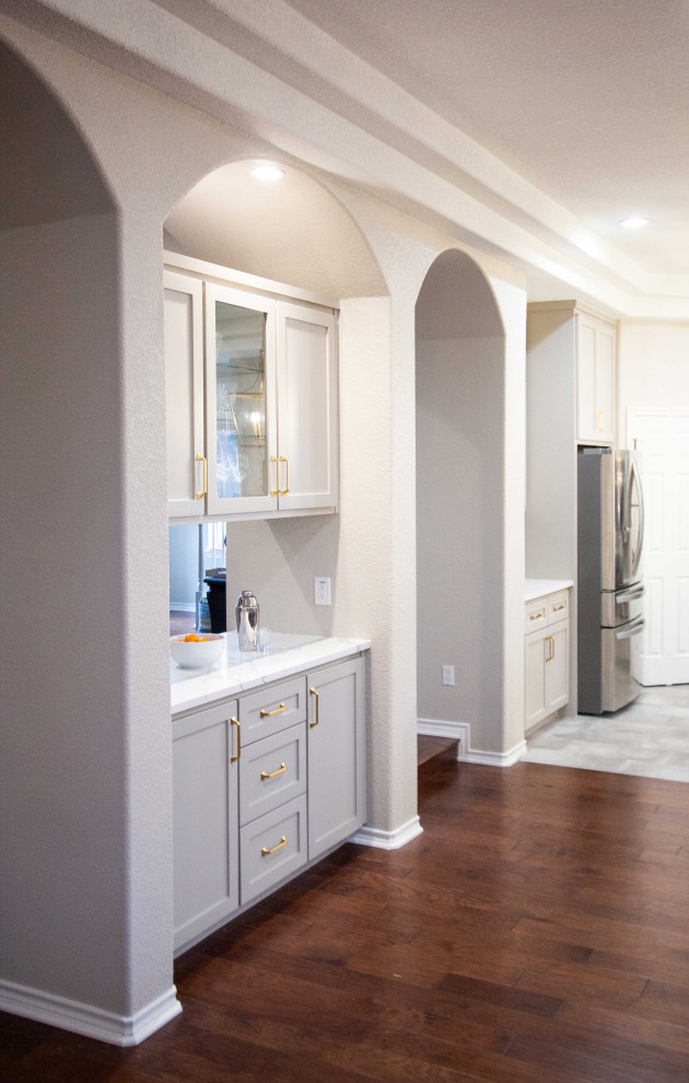 Transitional home design photo in Austin
