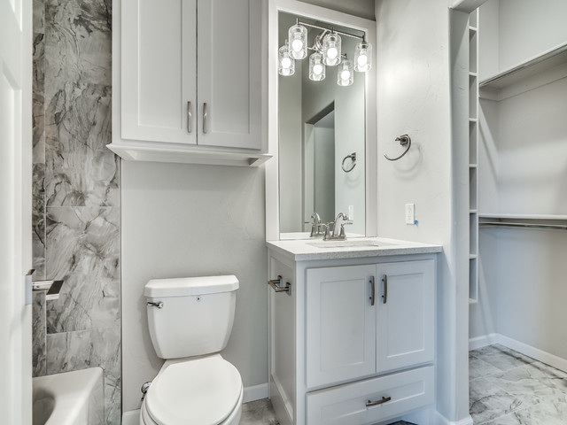 309 E 3rd Street modern-badezimmer