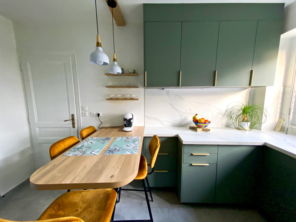 Cette image montre une petite cuisine traditionnelle en U fermée avec un évier encastré, un plan de travail en stratifié, une crédence blanche, carreaux de ciment au sol, un sol gris, un plan de travail blanc et fenêtre au-dessus de l'évier.