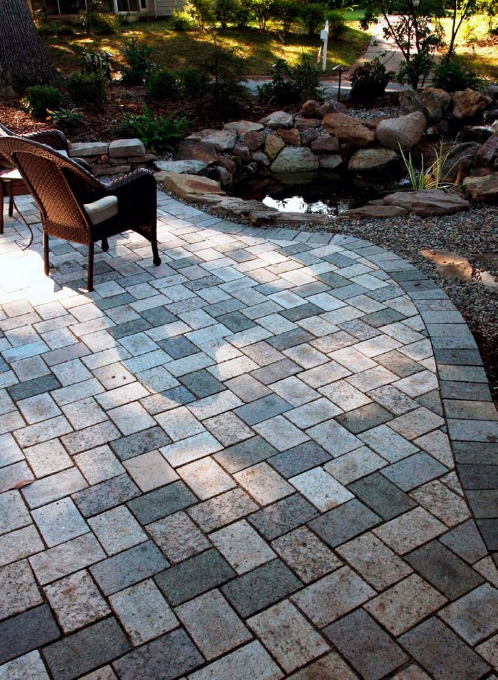 This is an example of a traditional backyard formal garden in Phoenix with natural stone pavers.