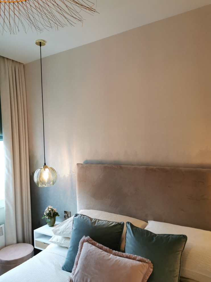 Mittelgroßes Modernes Hauptschlafzimmer mit grauer Wandfarbe, Teppichboden, beigem Boden und Tapetenwänden in Kent