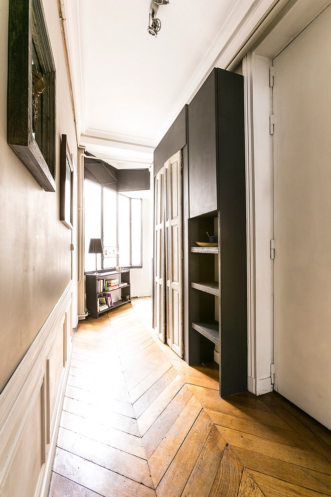 Example of a transitional hallway design in Paris