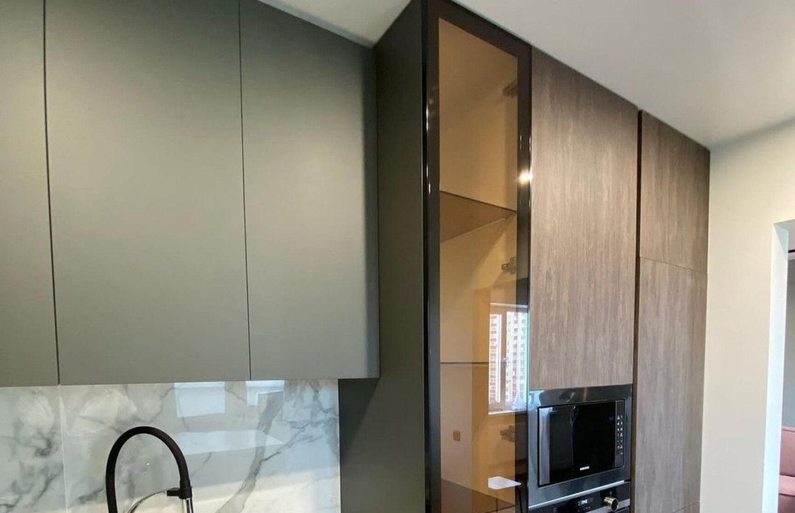 Кухня с островом-барной стойкой