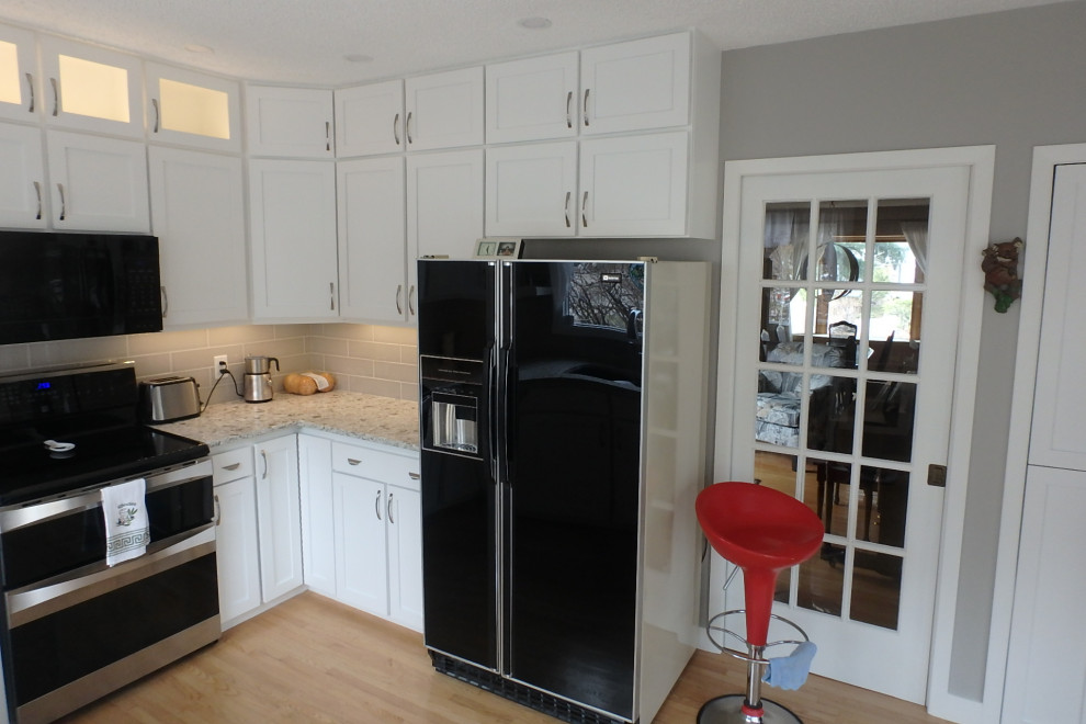 Kitchen - transitional kitchen idea in Calgary
