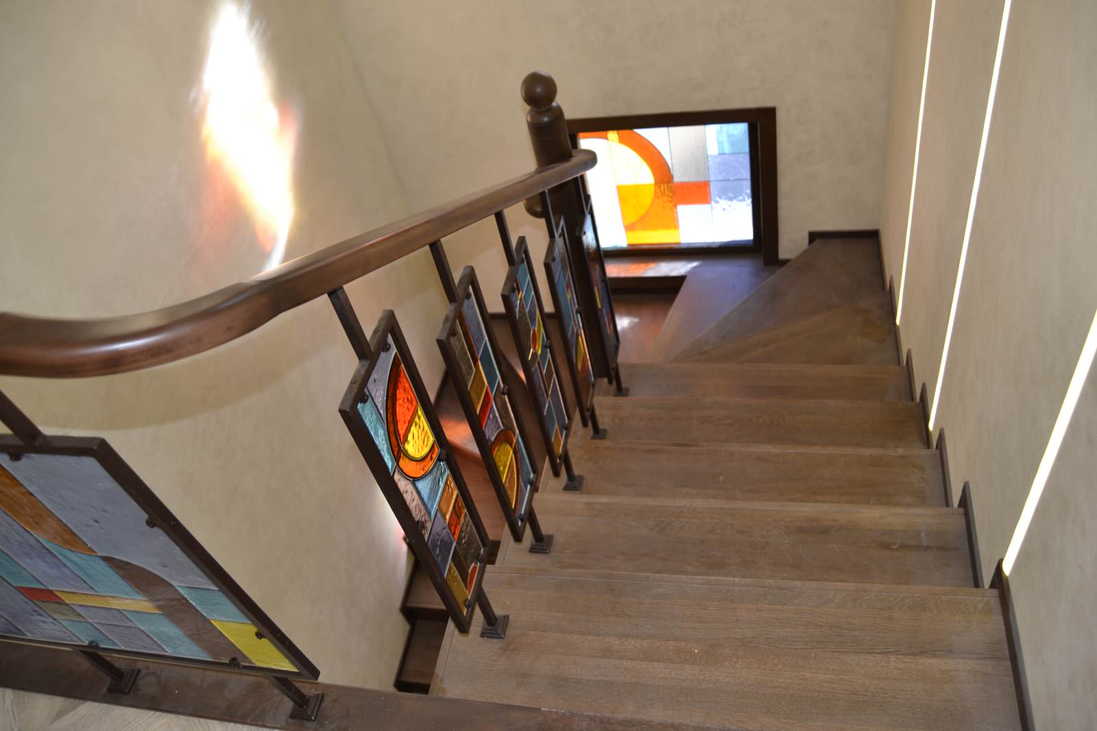 Лестница из массива дуба со стёклами Тиффани