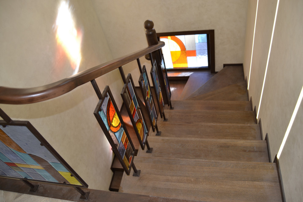 Лестница из массива дуба со стёклами Тиффани