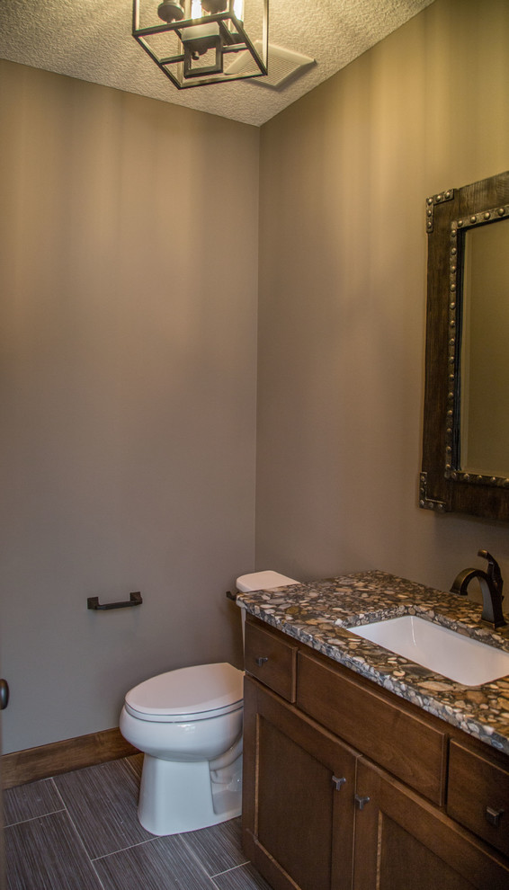 Example of a transitional home design design in Minneapolis