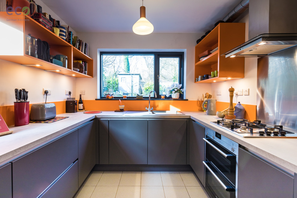 На фото: маленькая кухня в современном стиле для на участке и в саду с