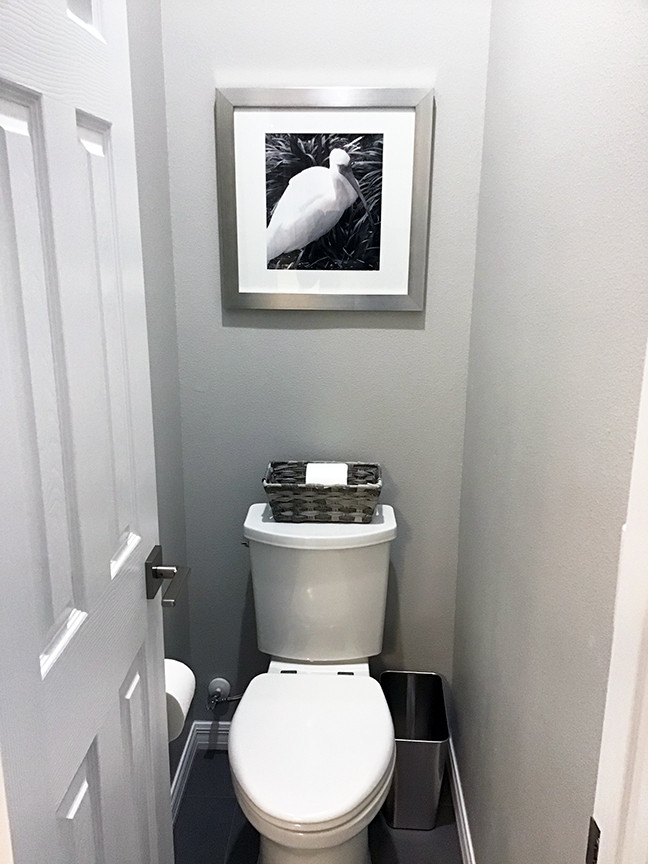 Inspiration pour un WC et toilettes minimaliste de taille moyenne avec un placard à porte shaker, des portes de placard blanches, un carrelage blanc, des carreaux de porcelaine, un mur gris, un sol en carrelage de porcelaine, un lavabo encastré, un plan de toilette en quartz, un sol gris, un plan de toilette blanc et meuble-lavabo encastré.