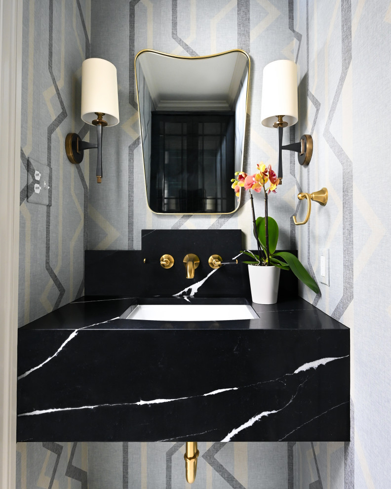 Inspiration pour un petit WC et toilettes minimaliste avec des portes de placard noires, un mur blanc, un sol en carrelage de céramique, un lavabo posé, un plan de toilette en marbre, un sol blanc, un plan de toilette noir, meuble-lavabo suspendu et du papier peint.