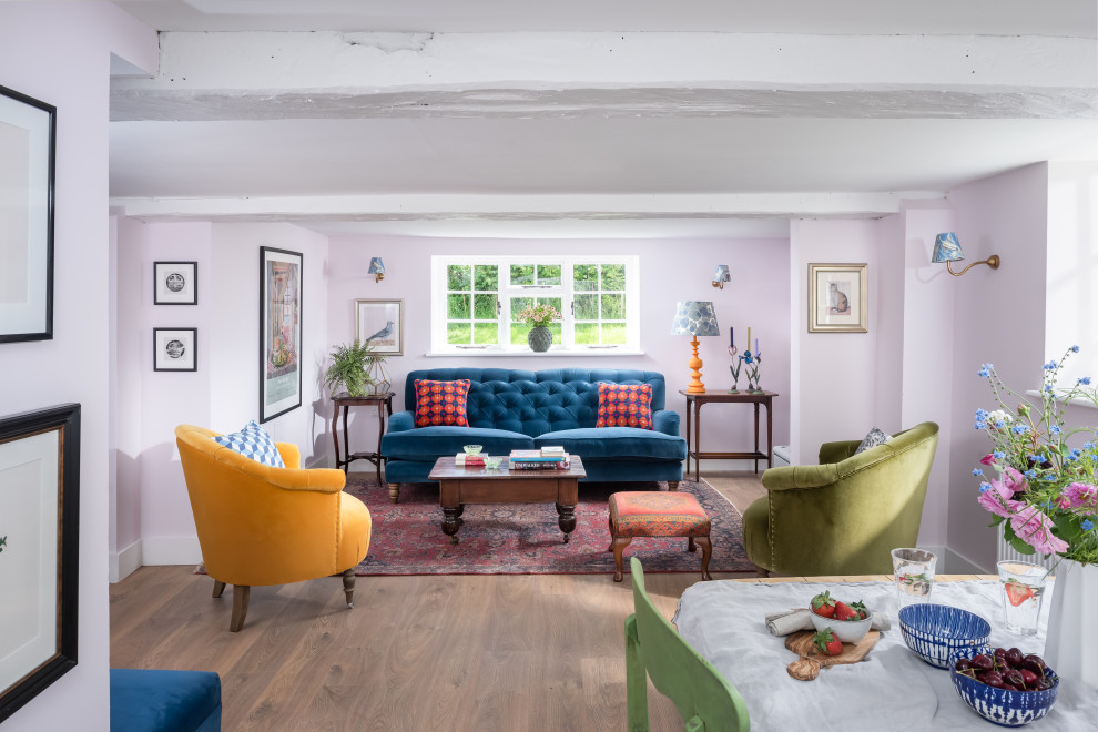 Свежая идея для дизайна: открытая гостиная комната среднего размера в стиле фьюжн с розовыми стенами и светлым паркетным полом - отличное фото интерьера