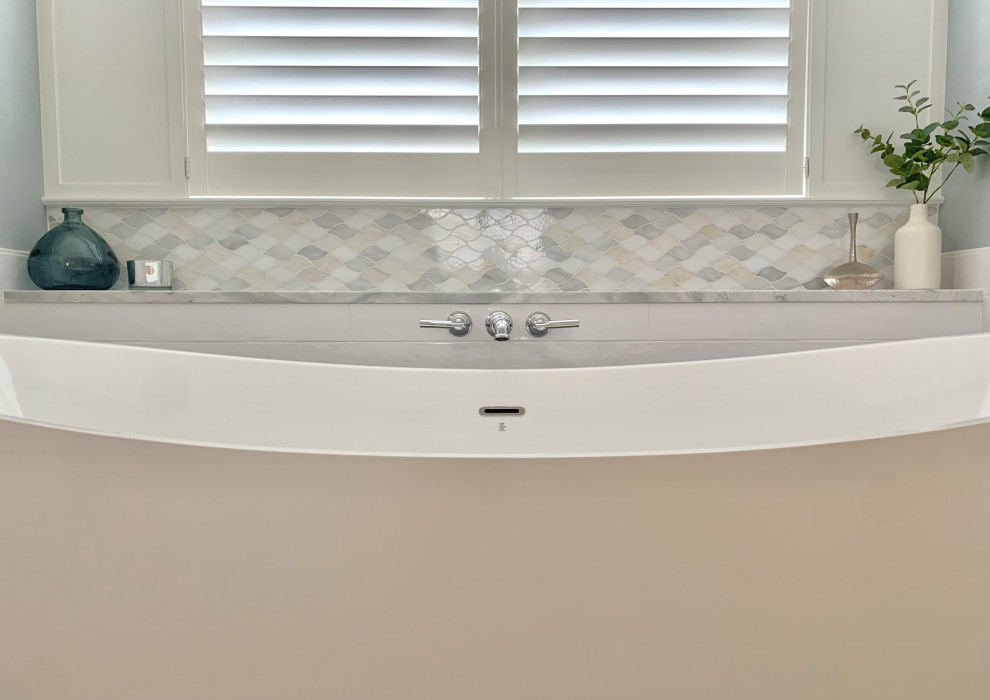 Idéer för ett klassiskt en-suite badrum, med skåp i shakerstil, vita skåp, ett fristående badkar, en dubbeldusch, vit kakel, porslinskakel, blå väggar, klinkergolv i porslin, ett undermonterad handfat, marmorbänkskiva, grått golv och dusch med gångjärnsdörr