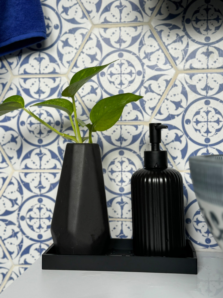 Blue and white faience inspired bathroom in Croydon